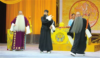 天津市青年京剧团请名家为青年演员排练