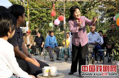 戴月琴等艺术家与通州村民共度国庆