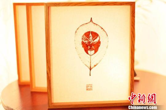 &ldquo;90后&rdquo;小伙树叶上雕京剧脸谱