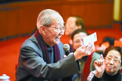 老中青三代庆祝北京京剧院成立40周年