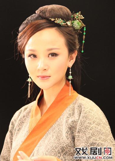 储兰兰在《鸟尊记》中饰赵女