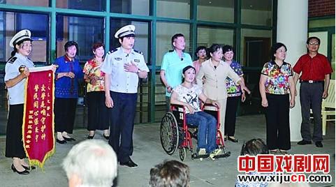太仓交巡警大队携手太仓市东港戏剧社演出沪剧《红灯与绿灯》
