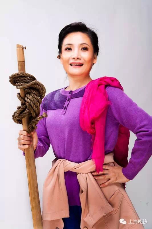 沪剧《挑山女人》剧照
