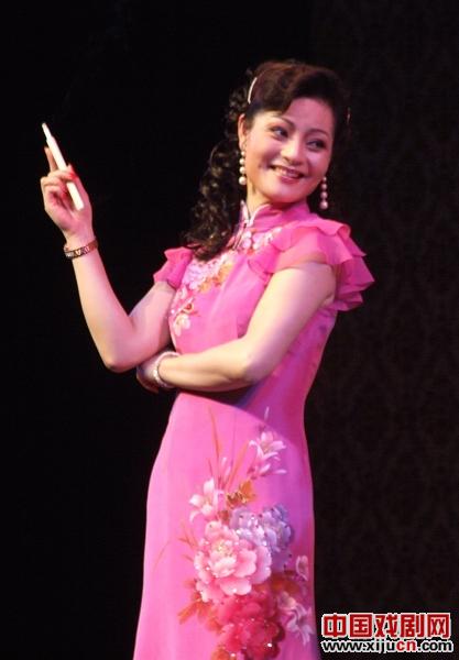 程臻在新版《日出》中饰演陈白露