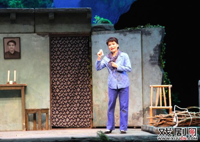 沪剧《挑山女人》唱响东方艺术中心