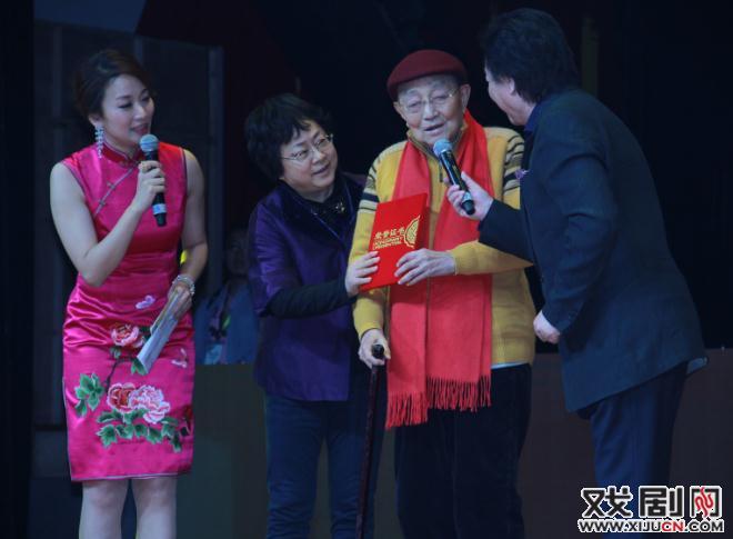 首届上海奉贤沪剧节圆满结束