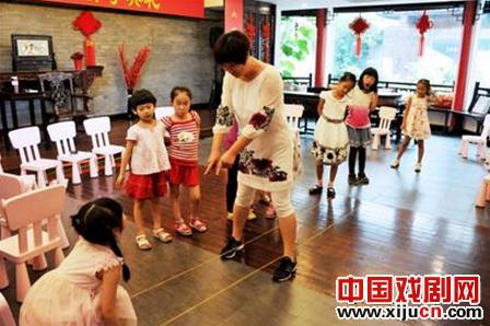 上海沪剧院开办上海话培训班 跳橡皮筋