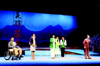 老戏骨为演《圣水河的月亮》边打吊瓶边排练