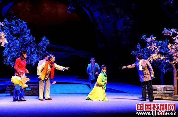 山东梆子现代戏《圣水河的月亮》何面对农村留守女人、维系她们原本幸福的婚姻生活？