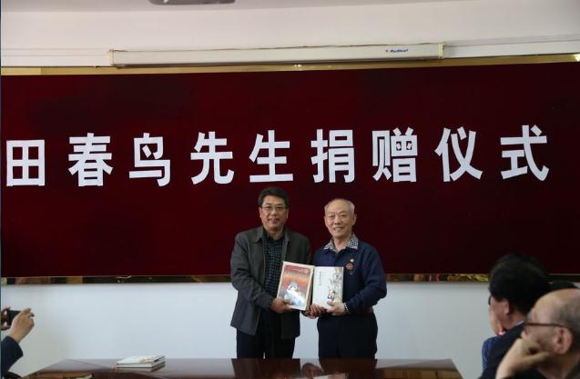 著名河北梆子表演艺术家田春鸟向河北艺术职业学院捐赠艺术出版物