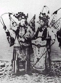 《穆柯寨》余玉琴饰穆桂英、德珺如饰杨宗保