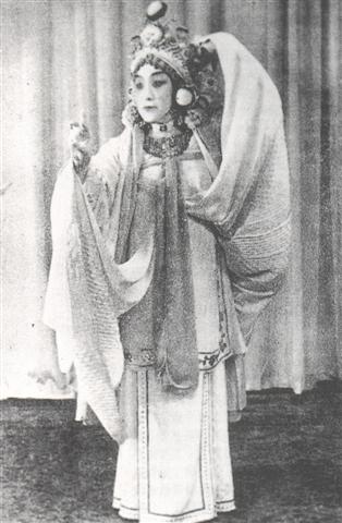 《祭塔》尚小云饰白素贞