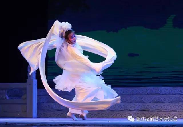 寒梅报春迎新戏曲晚会