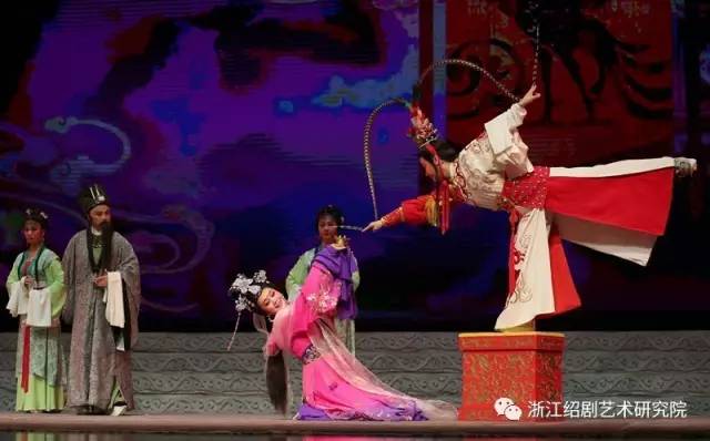 寒梅报春迎新戏曲晚会