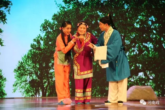张晓英、李媛媛、常祥凯表演戏曲小品《桑林收子》