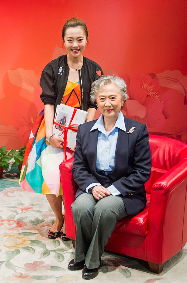 著名京剧表演艺术家刘长瑜喜收新徒