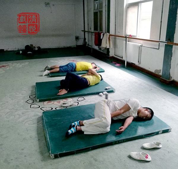 图13：熟睡在闷热练功房中的师生们.jpg
