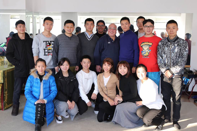 京剧艺术家安云武为辽宁青创大学生京剧团指导排练《龙凤呈祥》