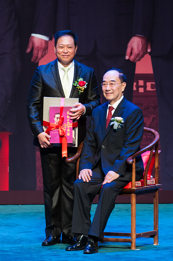 著名京剧表演艺术家叶少兰先生在京喜收新徒