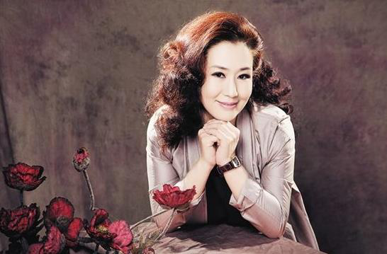 谢涛的一头披肩秀发