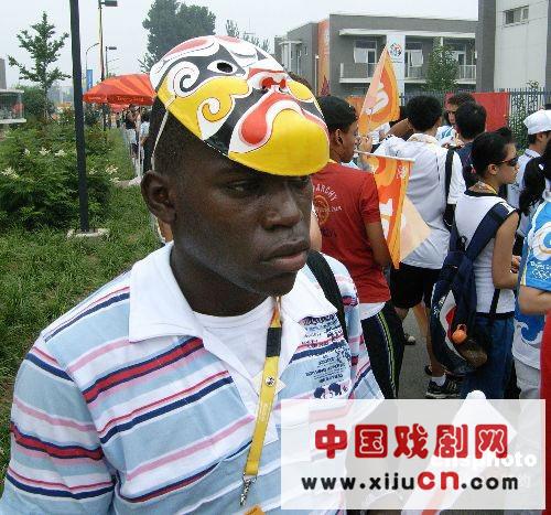 外国朋友带上中国京剧脸谱游北京（图）