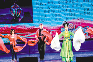 “成都有戏——2015川剧艺术巡演”美国教授耍水袖