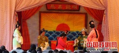 老百姓观看迎新春越剧文艺汇演