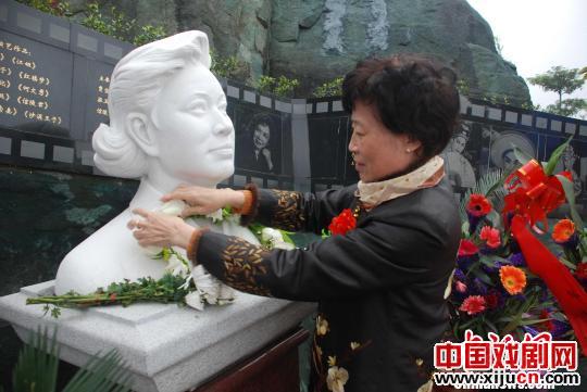 &ldquo;越剧皇帝&rdquo;尹桂芳纪念园揭幕仪式昨举行