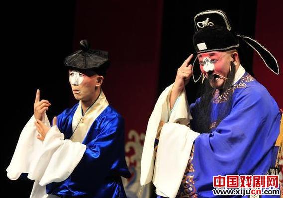 江苏昆剧院院长李鸿良(右,饰蒙三靠)、演员庄乔纬(左,饰任郎)表演《云罗山》片段