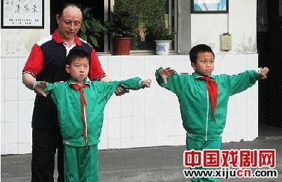 京剧&ldquo;美猴王&rdquo;石万兴小学校园中教京剧