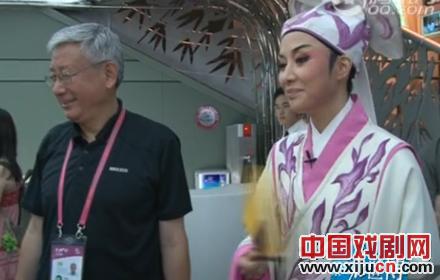 茅威涛在浙江世博馆讲越剧