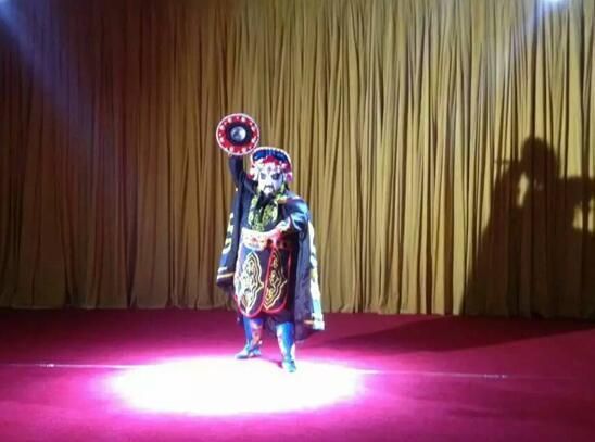 “巴蜀变脸大师”黄磊