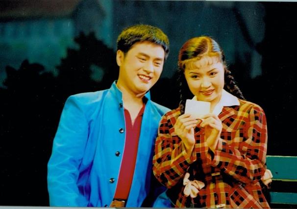 老中青四代演员同台演出豫剧现代戏《朝阳沟》