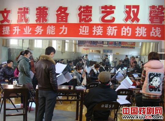 余杭小百花加班加点排练越剧《孟丽君》