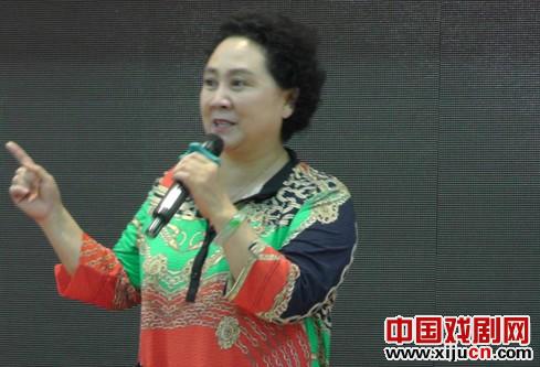 评剧表演艺术家刘秀荣为票友赠送光盘