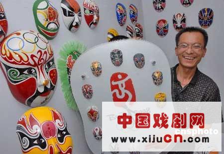河南省濮阳市居民吴华在展示他用京剧脸谱制作的奥运挂钟（图）