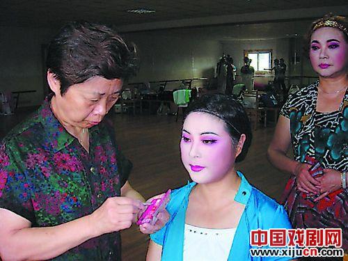 沈红英艺名戚继仙 义务送戏近千场