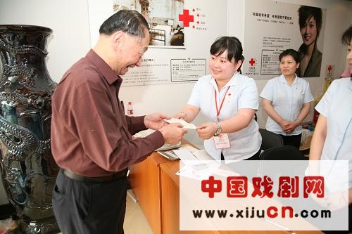京剧艺术家梅葆玖通过中国红基会捐款5000元