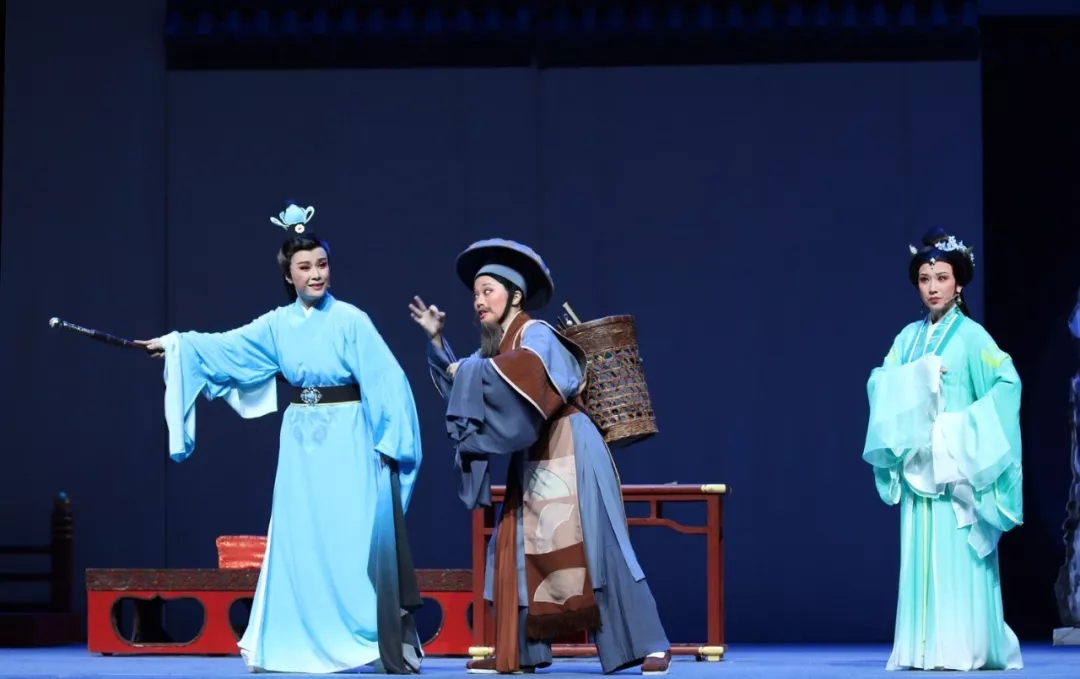 大型诗韵越剧《乌衣巷》给观众带来了&ldquo;古城老巷&rdquo;的一段故事
