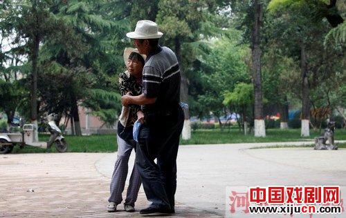 拉二胡唱京剧唤醒痴呆老伴儿