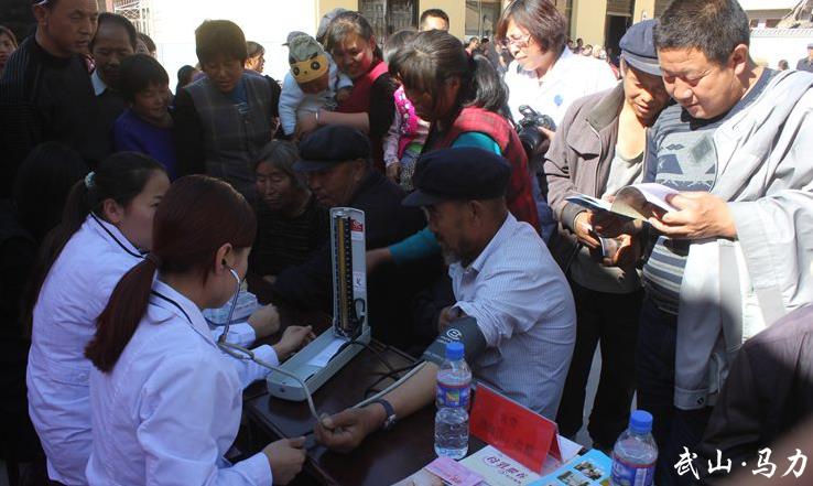 大型现代京剧《草原曼巴》在马力镇文化大院演出