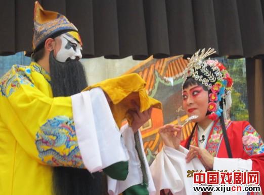 鹤壁市曲剧团在禄马演出曲剧《风流皇帝》