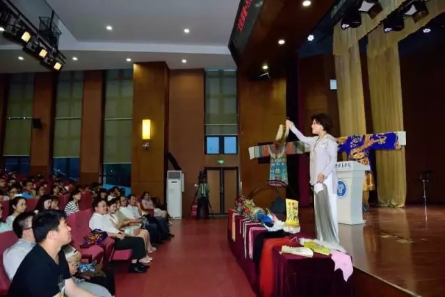 川剧皇后铁梅重邮移通学院讲授川剧艺术