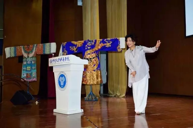 川剧皇后铁梅重邮移通学院讲授川剧艺术