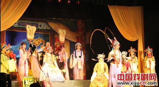 杭州余杭小百花越剧艺术中心下乡演大戏受欢迎