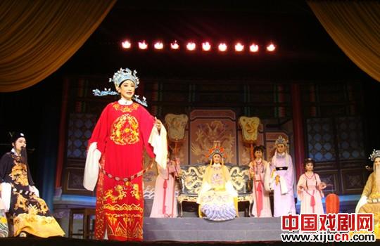 小百花和上海越剧院著名演员联合献演轰动南洋村