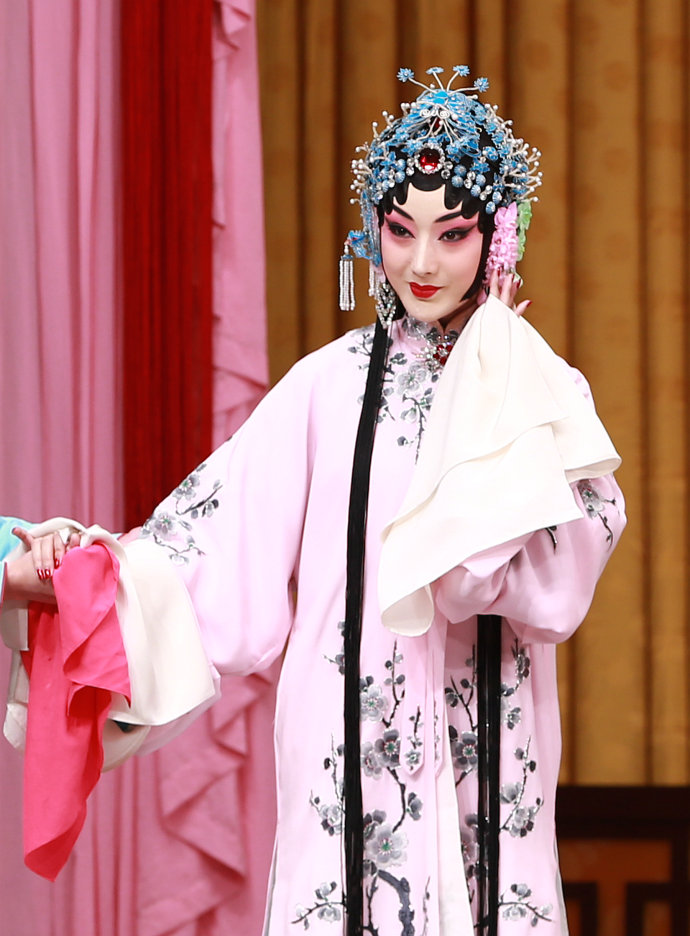 京剧《锁麟囊》郭伟饰演薛湘灵
