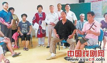 老年京剧队育出京剧小神童