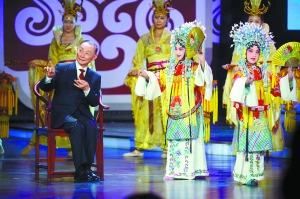 梅葆玖颁奖现场指导小弟子。 本报记者 李继辉摄