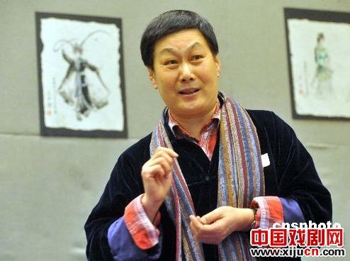 中国文联副主席兼国家一级演员裴艳玲在会上发言